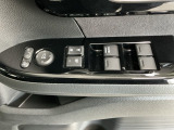 運転席のスイッチで全てのウィンドウの開閉操作を行うことができます。ロックボタンをONにしておくと、運転席以外のウィンドウは作動しないのでお子様を乗せているときなども安心ですね♪