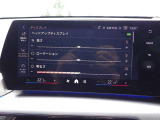 ヘッドアップディスプレイがついており、遠くの道路と手前のメーターを交互に見る必要がなく、目のピント調節が楽になり、速度やナビの指示を確認できます。