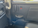 運転席側後ろのスライドドアには、ドリンクホルダーと小物入れがあります♪