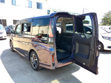 狭いスペースでも荷物をサッと詰め込めます。全部開けば大開口で大きな荷物も楽々積載。ヨコにもタテにも開くわくわくゲートです。
