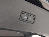 【パワーテールゲート】ボタン操作でテールゲートが開閉です。両手が荷物で塞がっていても、スムーズに開閉を行えます。