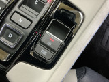 停車中にブレーキペダルを踏み続けなくてもブレーキ保持ができるオートマチックブレーキホールド機能もついております。手元で操作ができる、電子制御パーキングブレーキ。