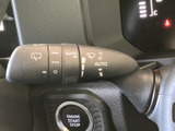 操作しやすいレバーで、安全な車線変更をサポート。視認性の高いデザインで、周囲の状況をスムーズに把握できます。