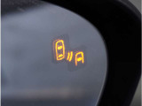 【ブラインドスポットモニタリング】走行中、ドアミラーの死角になりやすい箇所に後続車が接近するとサイドミラーのレンズに警告を表示。ドライバーに注意喚起をしてくれます。