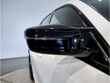 ドアミラーにはLEDウインカーが埋め込まれており、対向車からの視認性を高めております。