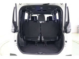 バックドアが大きく開き、フロアの地上高は低く設定されていて、開口部も広く、荷物の積み降ろしが楽になっています。3列目は跳ね上げ格納なので、フロアに干渉せずスッキリと格納できます。