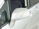 ◆ドアミラーウインカー◆ドアミラーにウインカーを装備しています。対向車に自身の進行方向を合図し安全に運転できます。
