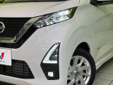 【LEDヘッドライト】悪天候や夜間走行時も良好な視界を確保し安心して運転できる高輝度LEDヘッドライトを装備!点灯速度が早く、消費電力も抑えられています。