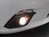 霧の中で点灯させて進行方向の路面を照らしつつ、対向車などに自分の車を知らせる事に役立つフォグランプが装着されています。