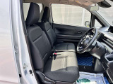 [フロントシート]インパネにシフトが付いているので足元広々!運転席から助手席の移動も楽々♪どちらからでも乗り降り出来るので、狭い場所の乗り降りも楽ちんですよ♪