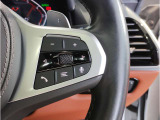 【ハンドル】ドライバーとBMW車の一体感がダイレクトに伝わるステアリングホイール。形状・太さへの拘りに加えて、操作性を高める為にスイッチ類も配置。クイックかつ安定のドライビングを体感下さい!