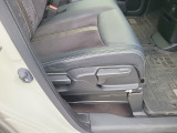 【運転席ハイトアジャスター】シートの高さを調整でき、視界を合わせやすく運転しやすいポジションに設定できます。