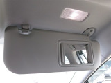 運転席側バニティミラー付きのサンバイザーです。ちょっと鏡を見たい時などに便利な装備です。