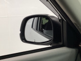 【電動格納ミラー】運転席にあるボタン一つで左右のミラーを畳めます。