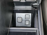 コンソールボックス内にアクセサリーソケット・USB端子が付いています。