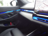 車内をやさしく照らす間接照明が、時間帯やシーンに合わせて上質で心地よい空間を演出します。