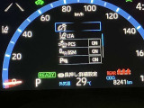 【ブラインドスポットモニター】後側方から接近する車両を検知。 衝突の危険があると判断した場合、ドアミラー表示や警報音でドライバーに注意を促します。
