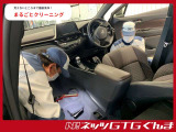 シートを外して徹底洗浄(一部シートを外していないクルマもございます。リヤシートに消臭剤噴霧器を設置し、エアコンを作動させ消臭剤を噴霧。