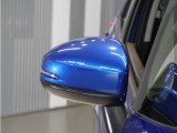 ◆ドアミラーウインカー◆ドアミラーにウインカーを装備しています。対向車に自身の進行方向を合図し安全に運転できます。