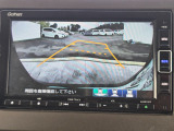 駐車時の安全確認をサポートするバックカメラも使用できます。インターナビで様々な情報を得ることもできます。