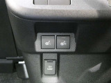 シートヒーターが運転席だけでなく助手席側にも付いています 運転者と別のスイッチなので、助手席側だけ温めることもできます 助手席の方にも優しく嬉しい装備です