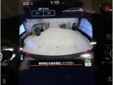 後方映像を11.6インチディスプレイに表示し、ステアリング連動ガイドラインが駐車をサポート。さらに後退時はリヤ4センサーが障害物を検知し、必要に応じてブレーキが作動します。