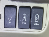スマートフォンなどの充電に便利なUSBジャック。運転席からも助手席からも使いやすいです。