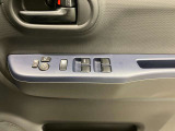 【運転席ドアスイッチ回り】パワーウィンドー[ロック機構]・電動格納式リモコンドアミラースイッチがまとまっているので操作しやすいです。