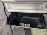 広々としたグローブボックスです。