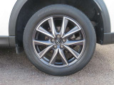 タイヤサイズは225/55R1999Vです。19インチの純正アルミホイールとなっています。