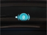 【ヘッドアップディスプレイ】現在の車速表示や目的地へのルート案内やメディア関連のリストを表示する事が可能です。視線移動を減らす事によりドライブに集中して頂けます。