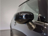 ドアミラーにはLEDウインカーが埋め込まれており、対向車からの視認性を高めております。