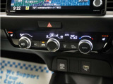 フルオートエアコン搭載。好みの温度に設定するだけで、風向や風量を自動でコントロール!いつでも快適な車内環境に。さらに、体を直接温めるシートヒーター付きで寒い季節も暖かく過ごせます。