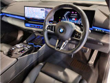 BMWの運転席はドライバーオリエンテッドという構造を採用。ドライバー目線の操作がしやすい設計になっており、ドライブ中にも目線の移動が少なく運転中にも簡単に操作ができます。
