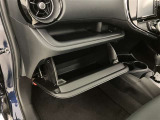 何かと便利なグローブボックス。メンテナンスノートや車検証、ちょっとしたメモと筆記用具等を入れておくとあればもしもの時にも便利ですね。