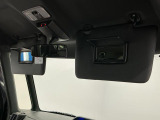 【サンバイザー】車内で身だしなみを整えるためのバニティミラーがセット。お化粧直しや髪型のチェックに活用できます。