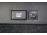 【100V・1500W電源】はゲージスペースにも装備してあります。PCなどの電気製品に対応し、走行中にも使用することができます。アウトドアでも活躍しますし、停電などの非常時には電源としても使えます。