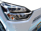 消費電力の少ないLEDヘッドランプを採用。柔らかな自然光に近い光質で夜間運転の安全をサポートします。