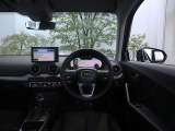 内装はシンプルに使い勝手を考え作られています。お車を運転する感覚をダイレクトに体感して頂けます。室内も広くロングドライブにも快適にお過ごしいただけます。