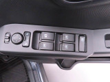 運転席側には 集中スイッチ(全ドアを操作するスイッチ) があり、運転席から乗員全員分の窓をコントロールできます。