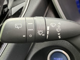 スタイリッシュなデザインのメーターは、視認性の高い表示で、車の状況をひと目で確認できます。デジタル表示も採用されており、モダンな印象です。