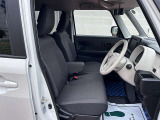[フロントシート]インパネにシフトが付いているので足元広々!運転席から助手席の移動も楽々♪どちらからでも乗り降り出来るので、狭い場所の乗り降りも楽ちんですよ♪