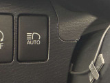 自動ハイビームです。装置をONにしておくと、自車の前方に他車のヘッドライトかテールライトを自動で感知。前方に他車がいる場合は自動でロービーム、他車がいない場合は自動でハイビームに切り替わってくれます。