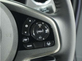 ◆アダプティブクルーズコントロール◆予め設定した車速内でクルマが自動的に加減速。前走車との適切な車間距離を維持しながら追従走行します。【LKAS】車線維持支援システムでステアリング操作を支援。