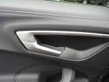 シンプルさと機能性が両立しており、ドイツ車らしい良いインテリアになっています。手の込んだ手法で静かで快適な室内を実現させています。
