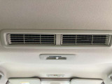 リアシーリングファンからの送風により車内の空気を循環させ、エアコンの効きにくいハイルーフの車内を快適空間に出来るのも喜ばれるポイントの一つで。