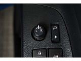 狭い場所も苦になりません。電動格納ドアミラー装備。