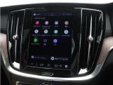 Google搭載のボルボなら、車内にいながら多彩なデジタルライフをお楽しみいただけます。Google Playから必要なアプリをダウンロードして、有意義な移動時間を楽しみましょう。