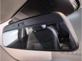 【ルームミラー一体型ETC車載器】ルームミラーの裏側に目立たない様に配置されたETCカード挿入口。スタイリッシュ且つ機能的なものとなっております。