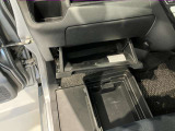 車検証入れになどにも使える便利な収納BOXあります。
